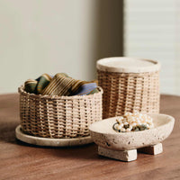 Nordalは、デンマークで1991年に設立されたファミリー経営のインテリアブランドで、北欧の機能美と東洋のスピリチュアルな美意識を融合させたユニークなスタイルで知られています。伝統的な北欧デザインのシンプルさをベースに、インドをはじめとする異国の文化や素材からインスピレーションを得た、温かみと個性にあふれるコレクションを展開しています。いずれも独自性のあるディテールと職人技が光るアイテムばかり。特に、アイアンやウッド、真鍮などを用いた無骨で温もりある質感が特徴で、ナチュラルかつエッジの効いた空間演出が可能です。「人とは違うものを選びたい」「個性的で洗練された暮らしを楽しみたい」といった感度の高いユーザーに選ばれており、注目を集めています。単なる装飾品ではなく、暮らしに深みをもたらすデザインを提案するブランド、それがNordalです。