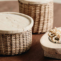 Nordalは、デンマークで1991年に設立されたファミリー経営のインテリアブランドで、北欧の機能美と東洋のスピリチュアルな美意識を融合させたユニークなスタイルで知られています。伝統的な北欧デザインのシンプルさをベースに、インドをはじめとする異国の文化や素材からインスピレーションを得た、温かみと個性にあふれるコレクションを展開しています。いずれも独自性のあるディテールと職人技が光るアイテムばかり。特に、アイアンやウッド、真鍮などを用いた無骨で温もりある質感が特徴で、ナチュラルかつエッジの効いた空間演出が可能です。「人とは違うものを選びたい」「個性的で洗練された暮らしを楽しみたい」といった感度の高いユーザーに選ばれており、注目を集めています。単なる装飾品ではなく、暮らしに深みをもたらすデザインを提案するブランド、それがNordalです。