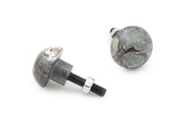 Nordalはデンマークのインテリアデザインブランドで、3人の兄弟「Signe」「Mads」「Emil」によって運営されている家族経営のブランドです。彼らはデザイン、ディテール、素材に対する理解を共有し、家とそこに住む人々の物語を伝えるデザインの作成に取り組んでいます。