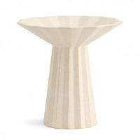 Nordalは、デンマークで1991年に設立されたファミリー経営のインテリアブランドで、北欧の機能美と東洋のスピリチュアルな美意識を融合させたユニークなスタイルで知られています。伝統的な北欧デザインのシンプルさをベースに、インドをはじめとする異国の文化や素材からインスピレーションを得た、温かみと個性にあふれるコレクションを展開しています。いずれも独自性のあるディテールと職人技が光るアイテムばかり。特に、アイアンやウッド、真鍮などを用いた無骨で温もりある質感が特徴で、ナチュラルかつエッジの効いた空間演出が可能です。「人とは違うものを選びたい」「個性的で洗練された暮らしを楽しみたい」といった感度の高いユーザーに選ばれており、注目を集めています。単なる装飾品ではなく、暮らしに深みをもたらすデザインを提案するブランド、それがNordalです。