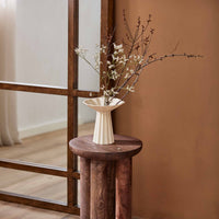 Nordalは、デンマークで1991年に設立されたファミリー経営のインテリアブランドで、北欧の機能美と東洋のスピリチュアルな美意識を融合させたユニークなスタイルで知られています。伝統的な北欧デザインのシンプルさをベースに、インドをはじめとする異国の文化や素材からインスピレーションを得た、温かみと個性にあふれるコレクションを展開しています。いずれも独自性のあるディテールと職人技が光るアイテムばかり。特に、アイアンやウッド、真鍮などを用いた無骨で温もりある質感が特徴で、ナチュラルかつエッジの効いた空間演出が可能です。「人とは違うものを選びたい」「個性的で洗練された暮らしを楽しみたい」といった感度の高いユーザーに選ばれており、注目を集めています。単なる装飾品ではなく、暮らしに深みをもたらすデザインを提案するブランド、それがNordalです。