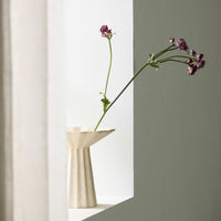 Nordalは、デンマークで1991年に設立されたファミリー経営のインテリアブランドで、北欧の機能美と東洋のスピリチュアルな美意識を融合させたユニークなスタイルで知られています。伝統的な北欧デザインのシンプルさをベースに、インドをはじめとする異国の文化や素材からインスピレーションを得た、温かみと個性にあふれるコレクションを展開しています。いずれも独自性のあるディテールと職人技が光るアイテムばかり。特に、アイアンやウッド、真鍮などを用いた無骨で温もりある質感が特徴で、ナチュラルかつエッジの効いた空間演出が可能です。「人とは違うものを選びたい」「個性的で洗練された暮らしを楽しみたい」といった感度の高いユーザーに選ばれており、注目を集めています。単なる装飾品ではなく、暮らしに深みをもたらすデザインを提案するブランド、それがNordalです。