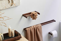 Nordalは、デンマークで1991年に設立されたファミリー経営のインテリアブランドで、北欧の機能美と東洋のスピリチュアルな美意識を融合させたユニークなスタイルで知られています。伝統的な北欧デザインのシンプルさをベースに、インドをはじめとする異国の文化や素材からインスピレーションを得た、温かみと個性にあふれるコレクションを展開しています。いずれも独自性のあるディテールと職人技が光るアイテムばかり。特に、アイアンやウッド、真鍮などを用いた無骨で温もりある質感が特徴で、ナチュラルかつエッジの効いた空間演出が可能です。「人とは違うものを選びたい」「個性的で洗練された暮らしを楽しみたい」といった感度の高いユーザーに選ばれており、注目を集めています。単なる装飾品ではなく、暮らしに深みをもたらすデザインを提案するブランド、それがNordalです。