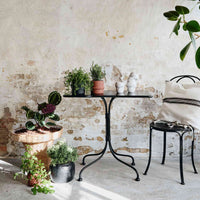 Nordalは、デンマークで1991年に設立されたファミリー経営のインテリアブランドで、北欧の機能美と東洋のスピリチュアルな美意識を融合させたユニークなスタイルで知られています。伝統的な北欧デザインのシンプルさをベースに、インドをはじめとする異国の文化や素材からインスピレーションを得た、温かみと個性にあふれるコレクションを展開しています。いずれも独自性のあるディテールと職人技が光るアイテムばかり。特に、アイアンやウッド、真鍮などを用いた無骨で温もりある質感が特徴で、ナチュラルかつエッジの効いた空間演出が可能です。「人とは違うものを選びたい」「個性的で洗練された暮らしを楽しみたい」といった感度の高いユーザーに選ばれており、注目を集めています。単なる装飾品ではなく、暮らしに深みをもたらすデザインを提案するブランド、それがNordalです。