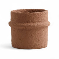 Nordalは、デンマークで1991年に設立されたファミリー経営のインテリアブランドで、北欧の機能美と東洋のスピリチュアルな美意識を融合させたユニークなスタイルで知られています。伝統的な北欧デザインのシンプルさをベースに、インドをはじめとする異国の文化や素材からインスピレーションを得た、温かみと個性にあふれるコレクションを展開しています。いずれも独自性のあるディテールと職人技が光るアイテムばかり。特に、アイアンやウッド、真鍮などを用いた無骨で温もりある質感が特徴で、ナチュラルかつエッジの効いた空間演出が可能です。「人とは違うものを選びたい」「個性的で洗練された暮らしを楽しみたい」といった感度の高いユーザーに選ばれており、注目を集めています。単なる装飾品ではなく、暮らしに深みをもたらすデザインを提案するブランド、それがNordalです。