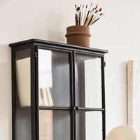 Nordalは、デンマークで1991年に設立されたファミリー経営のインテリアブランドで、北欧の機能美と東洋のスピリチュアルな美意識を融合させたユニークなスタイルで知られています。伝統的な北欧デザインのシンプルさをベースに、インドをはじめとする異国の文化や素材からインスピレーションを得た、温かみと個性にあふれるコレクションを展開しています。いずれも独自性のあるディテールと職人技が光るアイテムばかり。特に、アイアンやウッド、真鍮などを用いた無骨で温もりある質感が特徴で、ナチュラルかつエッジの効いた空間演出が可能です。「人とは違うものを選びたい」「個性的で洗練された暮らしを楽しみたい」といった感度の高いユーザーに選ばれており、注目を集めています。単なる装飾品ではなく、暮らしに深みをもたらすデザインを提案するブランド、それがNordalです。