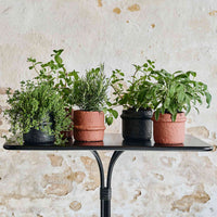 Nordalは、デンマークで1991年に設立されたファミリー経営のインテリアブランドで、北欧の機能美と東洋のスピリチュアルな美意識を融合させたユニークなスタイルで知られています。伝統的な北欧デザインのシンプルさをベースに、インドをはじめとする異国の文化や素材からインスピレーションを得た、温かみと個性にあふれるコレクションを展開しています。いずれも独自性のあるディテールと職人技が光るアイテムばかり。特に、アイアンやウッド、真鍮などを用いた無骨で温もりある質感が特徴で、ナチュラルかつエッジの効いた空間演出が可能です。「人とは違うものを選びたい」「個性的で洗練された暮らしを楽しみたい」といった感度の高いユーザーに選ばれており、注目を集めています。単なる装飾品ではなく、暮らしに深みをもたらすデザインを提案するブランド、それがNordalです。