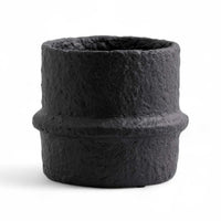 Nordalは、デンマークで1991年に設立されたファミリー経営のインテリアブランドで、北欧の機能美と東洋のスピリチュアルな美意識を融合させたユニークなスタイルで知られています。伝統的な北欧デザインのシンプルさをベースに、インドをはじめとする異国の文化や素材からインスピレーションを得た、温かみと個性にあふれるコレクションを展開しています。いずれも独自性のあるディテールと職人技が光るアイテムばかり。特に、アイアンやウッド、真鍮などを用いた無骨で温もりある質感が特徴で、ナチュラルかつエッジの効いた空間演出が可能です。「人とは違うものを選びたい」「個性的で洗練された暮らしを楽しみたい」といった感度の高いユーザーに選ばれており、注目を集めています。単なる装飾品ではなく、暮らしに深みをもたらすデザインを提案するブランド、それがNordalです。