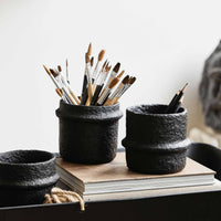 Nordalは、デンマークで1991年に設立されたファミリー経営のインテリアブランドで、北欧の機能美と東洋のスピリチュアルな美意識を融合させたユニークなスタイルで知られています。伝統的な北欧デザインのシンプルさをベースに、インドをはじめとする異国の文化や素材からインスピレーションを得た、温かみと個性にあふれるコレクションを展開しています。いずれも独自性のあるディテールと職人技が光るアイテムばかり。特に、アイアンやウッド、真鍮などを用いた無骨で温もりある質感が特徴で、ナチュラルかつエッジの効いた空間演出が可能です。「人とは違うものを選びたい」「個性的で洗練された暮らしを楽しみたい」といった感度の高いユーザーに選ばれており、注目を集めています。単なる装飾品ではなく、暮らしに深みをもたらすデザインを提案するブランド、それがNordalです。