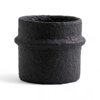 Nordalは、デンマークで1991年に設立されたファミリー経営のインテリアブランドで、北欧の機能美と東洋のスピリチュアルな美意識を融合させたユニークなスタイルで知られています。伝統的な北欧デザインのシンプルさをベースに、インドをはじめとする異国の文化や素材からインスピレーションを得た、温かみと個性にあふれるコレクションを展開しています。いずれも独自性のあるディテールと職人技が光るアイテムばかり。特に、アイアンやウッド、真鍮などを用いた無骨で温もりある質感が特徴で、ナチュラルかつエッジの効いた空間演出が可能です。「人とは違うものを選びたい」「個性的で洗練された暮らしを楽しみたい」といった感度の高いユーザーに選ばれており、注目を集めています。単なる装飾品ではなく、暮らしに深みをもたらすデザインを提案するブランド、それがNordalです。