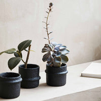 Nordalは、デンマークで1991年に設立されたファミリー経営のインテリアブランドで、北欧の機能美と東洋のスピリチュアルな美意識を融合させたユニークなスタイルで知られています。伝統的な北欧デザインのシンプルさをベースに、インドをはじめとする異国の文化や素材からインスピレーションを得た、温かみと個性にあふれるコレクションを展開しています。いずれも独自性のあるディテールと職人技が光るアイテムばかり。特に、アイアンやウッド、真鍮などを用いた無骨で温もりある質感が特徴で、ナチュラルかつエッジの効いた空間演出が可能です。「人とは違うものを選びたい」「個性的で洗練された暮らしを楽しみたい」といった感度の高いユーザーに選ばれており、注目を集めています。単なる装飾品ではなく、暮らしに深みをもたらすデザインを提案するブランド、それがNordalです。