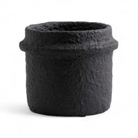 Nordalは、デンマークで1991年に設立されたファミリー経営のインテリアブランドで、北欧の機能美と東洋のスピリチュアルな美意識を融合させたユニークなスタイルで知られています。伝統的な北欧デザインのシンプルさをベースに、インドをはじめとする異国の文化や素材からインスピレーションを得た、温かみと個性にあふれるコレクションを展開しています。いずれも独自性のあるディテールと職人技が光るアイテムばかり。特に、アイアンやウッド、真鍮などを用いた無骨で温もりある質感が特徴で、ナチュラルかつエッジの効いた空間演出が可能です。「人とは違うものを選びたい」「個性的で洗練された暮らしを楽しみたい」といった感度の高いユーザーに選ばれており、注目を集めています。単なる装飾品ではなく、暮らしに深みをもたらすデザインを提案するブランド、それがNordalです。