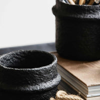 Nordalは、デンマークで1991年に設立されたファミリー経営のインテリアブランドで、北欧の機能美と東洋のスピリチュアルな美意識を融合させたユニークなスタイルで知られています。伝統的な北欧デザインのシンプルさをベースに、インドをはじめとする異国の文化や素材からインスピレーションを得た、温かみと個性にあふれるコレクションを展開しています。いずれも独自性のあるディテールと職人技が光るアイテムばかり。特に、アイアンやウッド、真鍮などを用いた無骨で温もりある質感が特徴で、ナチュラルかつエッジの効いた空間演出が可能です。「人とは違うものを選びたい」「個性的で洗練された暮らしを楽しみたい」といった感度の高いユーザーに選ばれており、注目を集めています。単なる装飾品ではなく、暮らしに深みをもたらすデザインを提案するブランド、それがNordalです。