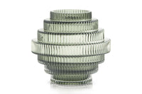 Nordalはデンマークのインテリアデザインブランドで、3人の兄弟「Signe」「Mads」「Emil」によって運営されている家族経営のブランドです。彼らはデザイン、ディテール、素材に対する理解を共有し、家とそこに住む人々の物語を伝えるデザインの作成に取り組んでいます。