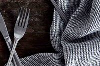 Nordalは、デンマークで1991年に設立されたファミリー経営のインテリアブランドで、北欧の機能美と東洋のスピリチュアルな美意識を融合させたユニークなスタイルで知られています。伝統的な北欧デザインのシンプルさをベースに、インドをはじめとする異国の文化や素材からインスピレーションを得た、温かみと個性にあふれるコレクションを展開しています。いずれも独自性のあるディテールと職人技が光るアイテムばかり。特に、アイアンやウッド、真鍮などを用いた無骨で温もりある質感が特徴で、ナチュラルかつエッジの効いた空間演出が可能です。「人とは違うものを選びたい」「個性的で洗練された暮らしを楽しみたい」といった感度の高いユーザーに選ばれており、注目を集めています。単なる装飾品ではなく、暮らしに深みをもたらすデザインを提案するブランド、それがNordalです。