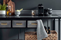 Nordalは、デンマークで1991年に設立されたファミリー経営のインテリアブランドで、北欧の機能美と東洋のスピリチュアルな美意識を融合させたユニークなスタイルで知られています。伝統的な北欧デザインのシンプルさをベースに、インドをはじめとする異国の文化や素材からインスピレーションを得た、温かみと個性にあふれるコレクションを展開しています。いずれも独自性のあるディテールと職人技が光るアイテムばかり。特に、アイアンやウッド、真鍮などを用いた無骨で温もりある質感が特徴で、ナチュラルかつエッジの効いた空間演出が可能です。「人とは違うものを選びたい」「個性的で洗練された暮らしを楽しみたい」といった感度の高いユーザーに選ばれており、注目を集めています。単なる装飾品ではなく、暮らしに深みをもたらすデザインを提案するブランド、それがNordalです。