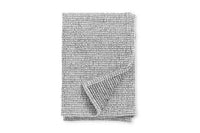 Nordalは、デンマークで1991年に設立されたファミリー経営のインテリアブランドで、北欧の機能美と東洋のスピリチュアルな美意識を融合させたユニークなスタイルで知られています。伝統的な北欧デザインのシンプルさをベースに、インドをはじめとする異国の文化や素材からインスピレーションを得た、温かみと個性にあふれるコレクションを展開しています。いずれも独自性のあるディテールと職人技が光るアイテムばかり。特に、アイアンやウッド、真鍮などを用いた無骨で温もりある質感が特徴で、ナチュラルかつエッジの効いた空間演出が可能です。「人とは違うものを選びたい」「個性的で洗練された暮らしを楽しみたい」といった感度の高いユーザーに選ばれており、注目を集めています。単なる装飾品ではなく、暮らしに深みをもたらすデザインを提案するブランド、それがNordalです。