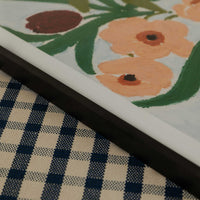 高品質なアルミニウム製ポスターフレームは、ミニマルで洗練されたデザインが魅力の一品です。エッジの効いた細身のプロファイルが、ポスターやアートプリントをすっきりと引き立て、空間にシンプルながらも高級感のある印象を与えます。奥行のある構造により、立体的な美しさが生まれ、上質なインテリアの一部として調和します。また、壁掛け用の金具はフレームの奥に収まるよう設計されており、フレーム全体が壁にぴったりと密着し、より美しく飾ることが可能です。裏面には金属製のハンガーが取り付けられており、縦横どちらの向きでも壁に掛けてご使用いただけます。シンプルながらも細部までこだわり抜かれたこのフレームは、北欧テイストやモダンインテリア、モノトーンスタイルにも自然に溶け込み、アートをより引き立ててくれます。リビング、書斎、寝室、店舗など、あらゆる空間で活躍します。