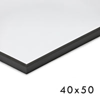 高品質なアルミニウム製ポスターフレームは、ミニマルで洗練されたデザインが魅力の一品です。エッジの効いた細身のプロファイルが、ポスターやアートプリントをすっきりと引き立て、空間にシンプルながらも高級感のある印象を与えます。奥行のある構造により、立体的な美しさが生まれ、上質なインテリアの一部として調和します。また、壁掛け用の金具はフレームの奥に収まるよう設計されており、フレーム全体が壁にぴったりと密着し、より美しく飾ることが可能です。裏面には金属製のハンガーが取り付けられており、縦横どちらの向きでも壁に掛けてご使用いただけます。シンプルながらも細部までこだわり抜かれたこのフレームは、北欧テイストやモダンインテリア、モノトーンスタイルにも自然に溶け込み、アートをより引き立ててくれます。リビング、書斎、寝室、店舗など、あらゆる空間で活躍します。