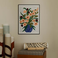 高品質なアルミニウム製ポスターフレームは、ミニマルで洗練されたデザインが魅力の一品です。エッジの効いた細身のプロファイルが、ポスターやアートプリントをすっきりと引き立て、空間にシンプルながらも高級感のある印象を与えます。奥行のある構造により、立体的な美しさが生まれ、上質なインテリアの一部として調和します。また、壁掛け用の金具はフレームの奥に収まるよう設計されており、フレーム全体が壁にぴったりと密着し、より美しく飾ることが可能です。裏面には金属製のハンガーが取り付けられており、縦横どちらの向きでも壁に掛けてご使用いただけます。シンプルながらも細部までこだわり抜かれたこのフレームは、北欧テイストやモダンインテリア、モノトーンスタイルにも自然に溶け込み、アートをより引き立ててくれます。リビング、書斎、寝室、店舗など、あらゆる空間で活躍します。