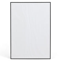 高品質なアルミニウム製ポスターフレームは、ミニマルで洗練されたデザインが魅力の一品です。エッジの効いた細身のプロファイルが、ポスターやアートプリントをすっきりと引き立て、空間にシンプルながらも高級感のある印象を与えます。奥行のある構造により、立体的な美しさが生まれ、上質なインテリアの一部として調和します。また、壁掛け用の金具はフレームの奥に収まるよう設計されており、フレーム全体が壁にぴったりと密着し、より美しく飾ることが可能です。裏面には金属製のハンガーが取り付けられており、縦横どちらの向きでも壁に掛けてご使用いただけます。シンプルながらも細部までこだわり抜かれたこのフレームは、北欧テイストやモダンインテリア、モノトーンスタイルにも自然に溶け込み、アートをより引き立ててくれます。リビング、書斎、寝室、店舗など、あらゆる空間で活躍します。