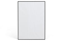 高品質なアルミニウム製ポスターフレームは、ミニマルで洗練されたデザインが魅力の一品です。エッジの効いた細身のプロファイルが、ポスターやアートプリントをすっきりと引き立て、空間にシンプルながらも高級感のある印象を与えます。奥行のある構造により、立体的な美しさが生まれ、上質なインテリアの一部として調和します。また、壁掛け用の金具はフレームの奥に収まるよう設計されており、フレーム全体が壁にぴったりと密着し、より美しく飾ることが可能です。裏面には金属製のハンガーが取り付けられており、縦横どちらの向きでも壁に掛けてご使用いただけます。シンプルながらも細部までこだわり抜かれたこのフレームは、北欧テイストやモダンインテリア、モノトーンスタイルにも自然に溶け込み、アートをより引き立ててくれます。リビング、書斎、寝室、店舗など、あらゆる空間で活躍します。