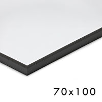 高品質なアルミニウム製ポスターフレームは、ミニマルで洗練されたデザインが魅力の一品です。エッジの効いた細身のプロファイルが、ポスターやアートプリントをすっきりと引き立て、空間にシンプルながらも高級感のある印象を与えます。奥行のある構造により、立体的な美しさが生まれ、上質なインテリアの一部として調和します。また、壁掛け用の金具はフレームの奥に収まるよう設計されており、フレーム全体が壁にぴったりと密着し、より美しく飾ることが可能です。裏面には金属製のハンガーが取り付けられており、縦横どちらの向きでも壁に掛けてご使用いただけます。シンプルながらも細部までこだわり抜かれたこのフレームは、北欧テイストやモダンインテリア、モノトーンスタイルにも自然に溶け込み、アートをより引き立ててくれます。リビング、書斎、寝室、店舗など、あらゆる空間で活躍します。