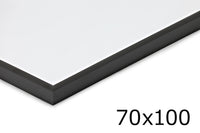 高品質なアルミニウム製ポスターフレームは、ミニマルで洗練されたデザインが魅力の一品です。エッジの効いた細身のプロファイルが、ポスターやアートプリントをすっきりと引き立て、空間にシンプルながらも高級感のある印象を与えます。奥行のある構造により、立体的な美しさが生まれ、上質なインテリアの一部として調和します。また、壁掛け用の金具はフレームの奥に収まるよう設計されており、フレーム全体が壁にぴったりと密着し、より美しく飾ることが可能です。裏面には金属製のハンガーが取り付けられており、縦横どちらの向きでも壁に掛けてご使用いただけます。シンプルながらも細部までこだわり抜かれたこのフレームは、北欧テイストやモダンインテリア、モノトーンスタイルにも自然に溶け込み、アートをより引き立ててくれます。リビング、書斎、寝室、店舗など、あらゆる空間で活躍します。