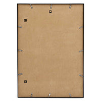 高品質なアルミニウム製ポスターフレームは、ミニマルで洗練されたデザインが魅力の一品です。エッジの効いた細身のプロファイルが、ポスターやアートプリントをすっきりと引き立て、空間にシンプルながらも高級感のある印象を与えます。奥行のある構造により、立体的な美しさが生まれ、上質なインテリアの一部として調和します。また、壁掛け用の金具はフレームの奥に収まるよう設計されており、フレーム全体が壁にぴったりと密着し、より美しく飾ることが可能です。裏面には金属製のハンガーが取り付けられており、縦横どちらの向きでも壁に掛けてご使用いただけます。シンプルながらも細部までこだわり抜かれたこのフレームは、北欧テイストやモダンインテリア、モノトーンスタイルにも自然に溶け込み、アートをより引き立ててくれます。リビング、書斎、寝室、店舗など、あらゆる空間で活躍します。