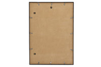 高品質なアルミニウム製ポスターフレームは、ミニマルで洗練されたデザインが魅力の一品です。エッジの効いた細身のプロファイルが、ポスターやアートプリントをすっきりと引き立て、空間にシンプルながらも高級感のある印象を与えます。奥行のある構造により、立体的な美しさが生まれ、上質なインテリアの一部として調和します。また、壁掛け用の金具はフレームの奥に収まるよう設計されており、フレーム全体が壁にぴったりと密着し、より美しく飾ることが可能です。裏面には金属製のハンガーが取り付けられており、縦横どちらの向きでも壁に掛けてご使用いただけます。シンプルながらも細部までこだわり抜かれたこのフレームは、北欧テイストやモダンインテリア、モノトーンスタイルにも自然に溶け込み、アートをより引き立ててくれます。リビング、書斎、寝室、店舗など、あらゆる空間で活躍します。