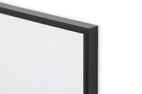 高品質なアルミニウム製ポスターフレームは、ミニマルで洗練されたデザインが魅力の一品です。エッジの効いた細身のプロファイルが、ポスターやアートプリントをすっきりと引き立て、空間にシンプルながらも高級感のある印象を与えます。奥行のある構造により、立体的な美しさが生まれ、上質なインテリアの一部として調和します。また、壁掛け用の金具はフレームの奥に収まるよう設計されており、フレーム全体が壁にぴったりと密着し、より美しく飾ることが可能です。裏面には金属製のハンガーが取り付けられており、縦横どちらの向きでも壁に掛けてご使用いただけます。シンプルながらも細部までこだわり抜かれたこのフレームは、北欧テイストやモダンインテリア、モノトーンスタイルにも自然に溶け込み、アートをより引き立ててくれます。リビング、書斎、寝室、店舗など、あらゆる空間で活躍します。