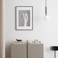 高品質なアルミニウム製ポスターフレームは、ミニマルで洗練されたデザインが魅力の一品です。エッジの効いた細身のプロファイルが、ポスターやアートプリントをすっきりと引き立て、空間にシンプルながらも高級感のある印象を与えます。奥行のある構造により、立体的な美しさが生まれ、上質なインテリアの一部として調和します。また、壁掛け用の金具はフレームの奥に収まるよう設計されており、フレーム全体が壁にぴったりと密着し、より美しく飾ることが可能です。裏面には金属製のハンガーが取り付けられており、縦横どちらの向きでも壁に掛けてご使用いただけます。シンプルながらも細部までこだわり抜かれたこのフレームは、北欧テイストやモダンインテリア、モノトーンスタイルにも自然に溶け込み、アートをより引き立ててくれます。リビング、書斎、寝室、店舗など、あらゆる空間で活躍します。