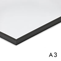 高品質なアルミニウム製ポスターフレームは、ミニマルで洗練されたデザインが魅力の一品です。エッジの効いた細身のプロファイルが、ポスターやアートプリントをすっきりと引き立て、空間にシンプルながらも高級感のある印象を与えます。奥行のある構造により、立体的な美しさが生まれ、上質なインテリアの一部として調和します。また、壁掛け用の金具はフレームの奥に収まるよう設計されており、フレーム全体が壁にぴったりと密着し、より美しく飾ることが可能です。裏面には金属製のハンガーが取り付けられており、縦横どちらの向きでも壁に掛けてご使用いただけます。シンプルながらも細部までこだわり抜かれたこのフレームは、北欧テイストやモダンインテリア、モノトーンスタイルにも自然に溶け込み、アートをより引き立ててくれます。リビング、書斎、寝室、店舗など、あらゆる空間で活躍します。