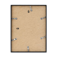 高品質なアルミニウム製ポスターフレームは、ミニマルで洗練されたデザインが魅力の一品です。エッジの効いた細身のプロファイルが、ポスターやアートプリントをすっきりと引き立て、空間にシンプルながらも高級感のある印象を与えます。奥行のある構造により、立体的な美しさが生まれ、上質なインテリアの一部として調和します。また、壁掛け用の金具はフレームの奥に収まるよう設計されており、フレーム全体が壁にぴったりと密着し、より美しく飾ることが可能です。裏面には金属製のハンガーが取り付けられており、縦横どちらの向きでも壁に掛けてご使用いただけます。シンプルながらも細部までこだわり抜かれたこのフレームは、北欧テイストやモダンインテリア、モノトーンスタイルにも自然に溶け込み、アートをより引き立ててくれます。リビング、書斎、寝室、店舗など、あらゆる空間で活躍します。