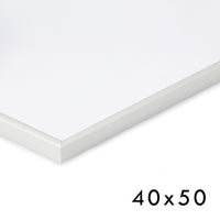 高品質なアルミニウム製ポスターフレームは、ミニマルで洗練されたデザインが魅力の一品です。エッジの効いた細身のプロファイルが、ポスターやアートプリントをすっきりと引き立て、空間にシンプルながらも高級感のある印象を与えます。奥行のある構造により、立体的な美しさが生まれ、上質なインテリアの一部として調和します。また、壁掛け用の金具はフレームの奥に収まるよう設計されており、フレーム全体が壁にぴったりと密着し、より美しく飾ることが可能です。裏面には金属製のハンガーが取り付けられており、縦横どちらの向きでも壁に掛けてご使用いただけます。シンプルながらも細部までこだわり抜かれたこのフレームは、北欧テイストやモダンインテリア、モノトーンスタイルにも自然に溶け込み、アートをより引き立ててくれます。リビング、書斎、寝室、店舗など、あらゆる空間で活躍します。