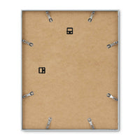 高品質なアルミニウム製ポスターフレームは、ミニマルで洗練されたデザインが魅力の一品です。エッジの効いた細身のプロファイルが、ポスターやアートプリントをすっきりと引き立て、空間にシンプルながらも高級感のある印象を与えます。奥行のある構造により、立体的な美しさが生まれ、上質なインテリアの一部として調和します。また、壁掛け用の金具はフレームの奥に収まるよう設計されており、フレーム全体が壁にぴったりと密着し、より美しく飾ることが可能です。裏面には金属製のハンガーが取り付けられており、縦横どちらの向きでも壁に掛けてご使用いただけます。シンプルながらも細部までこだわり抜かれたこのフレームは、北欧テイストやモダンインテリア、モノトーンスタイルにも自然に溶け込み、アートをより引き立ててくれます。リビング、書斎、寝室、店舗など、あらゆる空間で活躍します。