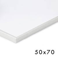 高品質なアルミニウム製ポスターフレームは、ミニマルで洗練されたデザインが魅力の一品です。エッジの効いた細身のプロファイルが、ポスターやアートプリントをすっきりと引き立て、空間にシンプルながらも高級感のある印象を与えます。奥行のある構造により、立体的な美しさが生まれ、上質なインテリアの一部として調和します。また、壁掛け用の金具はフレームの奥に収まるよう設計されており、フレーム全体が壁にぴったりと密着し、より美しく飾ることが可能です。裏面には金属製のハンガーが取り付けられており、縦横どちらの向きでも壁に掛けてご使用いただけます。シンプルながらも細部までこだわり抜かれたこのフレームは、北欧テイストやモダンインテリア、モノトーンスタイルにも自然に溶け込み、アートをより引き立ててくれます。リビング、書斎、寝室、店舗など、あらゆる空間で活躍します。