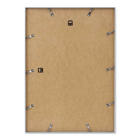 高品質なアルミニウム製ポスターフレームは、ミニマルで洗練されたデザインが魅力の一品です。エッジの効いた細身のプロファイルが、ポスターやアートプリントをすっきりと引き立て、空間にシンプルながらも高級感のある印象を与えます。奥行のある構造により、立体的な美しさが生まれ、上質なインテリアの一部として調和します。また、壁掛け用の金具はフレームの奥に収まるよう設計されており、フレーム全体が壁にぴったりと密着し、より美しく飾ることが可能です。裏面には金属製のハンガーが取り付けられており、縦横どちらの向きでも壁に掛けてご使用いただけます。シンプルながらも細部までこだわり抜かれたこのフレームは、北欧テイストやモダンインテリア、モノトーンスタイルにも自然に溶け込み、アートをより引き立ててくれます。リビング、書斎、寝室、店舗など、あらゆる空間で活躍します。