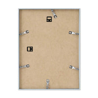 高品質なアルミニウム製ポスターフレームは、ミニマルで洗練されたデザインが魅力の一品です。エッジの効いた細身のプロファイルが、ポスターやアートプリントをすっきりと引き立て、空間にシンプルながらも高級感のある印象を与えます。奥行のある構造により、立体的な美しさが生まれ、上質なインテリアの一部として調和します。また、壁掛け用の金具はフレームの奥に収まるよう設計されており、フレーム全体が壁にぴったりと密着し、より美しく飾ることが可能です。裏面には金属製のハンガーが取り付けられており、縦横どちらの向きでも壁に掛けてご使用いただけます。シンプルながらも細部までこだわり抜かれたこのフレームは、北欧テイストやモダンインテリア、モノトーンスタイルにも自然に溶け込み、アートをより引き立ててくれます。リビング、書斎、寝室、店舗など、あらゆる空間で活躍します。