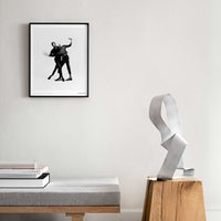 スカンジナビアのクラフトマンシップにインスパイアされた、北欧デザインの美学が息づく天然木製のポスターフレーム。温もりある無垢材と洗練されたスリムなフォルムが融合し、アートポスターや写真をすっきりと引き立てながら、空間全体に落ち着きと上質さをもたらします。上質な天然木を使用したフレームは、不透明ながらも木目の自然な表情をほのかに感じさせ、ナチュラルでありながら現代的な雰囲気も演出します。金属製のハンガーが裏面に取り付けられており、縦横どちらの向きでも壁に掛けてご使用いただけます。アルミフレームにはない自然素材ならではの豊かな質感とぬくもりは、北欧諸国でも高く評価され、定番のインテリアアイテムとして広く親しまれています。シンプルで飽きのこないデザインは、ミニマルインテリアやナチュラルテイストのお部屋にも自然に調和し、日常に木の優しさと北欧らしい上質な空気を添えてくれます。