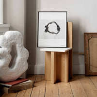 スカンジナビアのクラフトマンシップにインスパイアされた、北欧デザインの美学が息づく天然木製のポスターフレーム。温もりある無垢材と洗練されたスリムなフォルムが融合し、アートポスターや写真をすっきりと引き立てながら、空間全体に落ち着きと上質さをもたらします。上質な天然木を使用したフレームは、不透明ながらも木目の自然な表情をほのかに感じさせ、ナチュラルでありながら現代的な雰囲気も演出します。金属製のハンガーが裏面に取り付けられており、縦横どちらの向きでも壁に掛けてご使用いただけます。アルミフレームにはない自然素材ならではの豊かな質感とぬくもりは、北欧諸国でも高く評価され、定番のインテリアアイテムとして広く親しまれています。シンプルで飽きのこないデザインは、ミニマルインテリアやナチュラルテイストのお部屋にも自然に調和し、日常に木の優しさと北欧らしい上質な空気を添えてくれます。