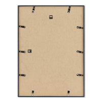 スカンジナビアのクラフトマンシップにインスパイアされた、北欧デザインの美学が息づく天然木製のポスターフレーム。温もりある無垢材と洗練されたスリムなフォルムが融合し、アートポスターや写真をすっきりと引き立てながら、空間全体に落ち着きと上質さをもたらします。上質な天然木を使用したフレームは、不透明ながらも木目の自然な表情をほのかに感じさせ、ナチュラルでありながら現代的な雰囲気も演出します。金属製のハンガーが裏面に取り付けられており、縦横どちらの向きでも壁に掛けてご使用いただけます。アルミフレームにはない自然素材ならではの豊かな質感とぬくもりは、北欧諸国でも高く評価され、定番のインテリアアイテムとして広く親しまれています。シンプルで飽きのこないデザインは、ミニマルインテリアやナチュラルテイストのお部屋にも自然に調和し、日常に木の優しさと北欧らしい上質な空気を添えてくれます。