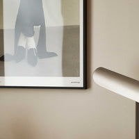 スカンジナビアのクラフトマンシップにインスパイアされた、北欧デザインの美学が息づく天然木製のポスターフレーム。温もりある無垢材と洗練されたスリムなフォルムが融合し、アートポスターや写真をすっきりと引き立てながら、空間全体に落ち着きと上質さをもたらします。上質な天然木を使用したフレームは、不透明ながらも木目の自然な表情をほのかに感じさせ、ナチュラルでありながら現代的な雰囲気も演出します。金属製のハンガーが裏面に取り付けられており、縦横どちらの向きでも壁に掛けてご使用いただけます。アルミフレームにはない自然素材ならではの豊かな質感とぬくもりは、北欧諸国でも高く評価され、定番のインテリアアイテムとして広く親しまれています。シンプルで飽きのこないデザインは、ミニマルインテリアやナチュラルテイストのお部屋にも自然に調和し、日常に木の優しさと北欧らしい上質な空気を添えてくれます。