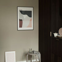 スカンジナビアのクラフトマンシップにインスパイアされた、北欧デザインの美学が息づく天然木製のポスターフレーム。温もりある無垢材と洗練されたスリムなフォルムが融合し、アートポスターや写真をすっきりと引き立てながら、空間全体に落ち着きと上質さをもたらします。上質な天然木を使用したフレームは、不透明ながらも木目の自然な表情をほのかに感じさせ、ナチュラルでありながら現代的な雰囲気も演出します。金属製のハンガーが裏面に取り付けられており、縦横どちらの向きでも壁に掛けてご使用いただけます。アルミフレームにはない自然素材ならではの豊かな質感とぬくもりは、北欧諸国でも高く評価され、定番のインテリアアイテムとして広く親しまれています。シンプルで飽きのこないデザインは、ミニマルインテリアやナチュラルテイストのお部屋にも自然に調和し、日常に木の優しさと北欧らしい上質な空気を添えてくれます。