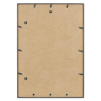 スカンジナビアのクラフトマンシップにインスパイアされた、北欧デザインの美学が息づく天然木製のポスターフレーム。温もりある無垢材と洗練されたスリムなフォルムが融合し、アートポスターや写真をすっきりと引き立てながら、空間全体に落ち着きと上質さをもたらします。上質な天然木を使用したフレームは、不透明ながらも木目の自然な表情をほのかに感じさせ、ナチュラルでありながら現代的な雰囲気も演出します。金属製のハンガーが裏面に取り付けられており、縦横どちらの向きでも壁に掛けてご使用いただけます。アルミフレームにはない自然素材ならではの豊かな質感とぬくもりは、北欧諸国でも高く評価され、定番のインテリアアイテムとして広く親しまれています。シンプルで飽きのこないデザインは、ミニマルインテリアやナチュラルテイストのお部屋にも自然に調和し、日常に木の優しさと北欧らしい上質な空気を添えてくれます。