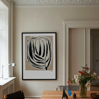 スカンジナビアのクラフトマンシップにインスパイアされた、北欧デザインの美学が息づく天然木製のポスターフレーム。温もりある無垢材と洗練されたスリムなフォルムが融合し、アートポスターや写真をすっきりと引き立てながら、空間全体に落ち着きと上質さをもたらします。上質な天然木を使用したフレームは、不透明ながらも木目の自然な表情をほのかに感じさせ、ナチュラルでありながら現代的な雰囲気も演出します。金属製のハンガーが裏面に取り付けられており、縦横どちらの向きでも壁に掛けてご使用いただけます。アルミフレームにはない自然素材ならではの豊かな質感とぬくもりは、北欧諸国でも高く評価され、定番のインテリアアイテムとして広く親しまれています。シンプルで飽きのこないデザインは、ミニマルインテリアやナチュラルテイストのお部屋にも自然に調和し、日常に木の優しさと北欧らしい上質な空気を添えてくれます。