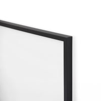 スカンジナビアのクラフトマンシップにインスパイアされた、北欧デザインの美学が息づく天然木製のポスターフレーム。温もりある無垢材と洗練されたスリムなフォルムが融合し、アートポスターや写真をすっきりと引き立てながら、空間全体に落ち着きと上質さをもたらします。上質な天然木を使用したフレームは、不透明ながらも木目の自然な表情をほのかに感じさせ、ナチュラルでありながら現代的な雰囲気も演出します。金属製のハンガーが裏面に取り付けられており、縦横どちらの向きでも壁に掛けてご使用いただけます。アルミフレームにはない自然素材ならではの豊かな質感とぬくもりは、北欧諸国でも高く評価され、定番のインテリアアイテムとして広く親しまれています。シンプルで飽きのこないデザインは、ミニマルインテリアやナチュラルテイストのお部屋にも自然に調和し、日常に木の優しさと北欧らしい上質な空気を添えてくれます。