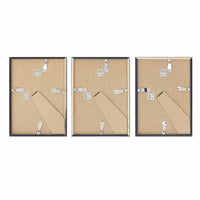 スカンジナビアのクラフトマンシップにインスパイアされた、北欧デザインの美学が息づく天然木製のポスターフレーム。温もりある無垢材と洗練されたスリムなフォルムが融合し、アートポスターや写真をすっきりと引き立てながら、空間全体に落ち着きと上質さをもたらします。上質な天然木を使用したフレームは、不透明ながらも木目の自然な表情をほのかに感じさせ、ナチュラルでありながら現代的な雰囲気も演出します。金属製のハンガーが裏面に取り付けられており、縦横どちらの向きでも壁に掛けてご使用いただけます。アルミフレームにはない自然素材ならではの豊かな質感とぬくもりは、北欧諸国でも高く評価され、定番のインテリアアイテムとして広く親しまれています。シンプルで飽きのこないデザインは、ミニマルインテリアやナチュラルテイストのお部屋にも自然に調和し、日常に木の優しさと北欧らしい上質な空気を添えてくれます。