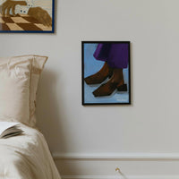 スカンジナビアのクラフトマンシップにインスパイアされた、北欧デザインの美学が息づく天然木製のポスターフレーム。温もりある無垢材と洗練されたスリムなフォルムが融合し、アートポスターや写真をすっきりと引き立てながら、空間全体に落ち着きと上質さをもたらします。上質な天然木を使用したフレームは、不透明ながらも木目の自然な表情をほのかに感じさせ、ナチュラルでありながら現代的な雰囲気も演出します。金属製のハンガーが裏面に取り付けられており、縦横どちらの向きでも壁に掛けてご使用いただけます。アルミフレームにはない自然素材ならではの豊かな質感とぬくもりは、北欧諸国でも高く評価され、定番のインテリアアイテムとして広く親しまれています。シンプルで飽きのこないデザインは、ミニマルインテリアやナチュラルテイストのお部屋にも自然に調和し、日常に木の優しさと北欧らしい上質な空気を添えてくれます。