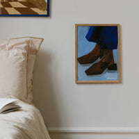 温もりのある天然木と洗練されたデザインが融合した、オーク無垢材の木製ポスターフレーム。シンプルで細身のエッジが効いたフレームは、アートや写真をすっきりと引き立て、北欧風やナチュラルテイストの空間に自然に馴染みます。スカンジナビアスタイルやミニマルデザインを好む方におすすめで、北欧でも定番のインテリアアイテム。天然オーク材は美しい木目と質感、ひとつひとつ異なる表情が魅力です。ナチュラルカラーはホワイトインテリアや和モダン、韓国インテリアなど幅広いスタイルと相性が良く、自然素材やエコ志向の暮らしにもぴったり。一般的なアートサイズに対応し、リビングや玄関、寝室、書斎、店舗など多彩な空間で活躍。壁掛け・立て掛け対応で自由なレイアウトが楽しめ、ギャラリーウォールやDIYにも最適です。